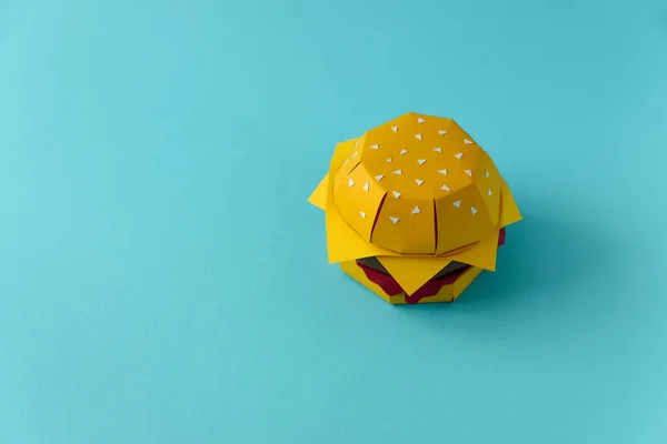 Papel Cheeseburger Com Carne Queijo Molho Fundo Azul Espaço Para — Fotografia de Stock