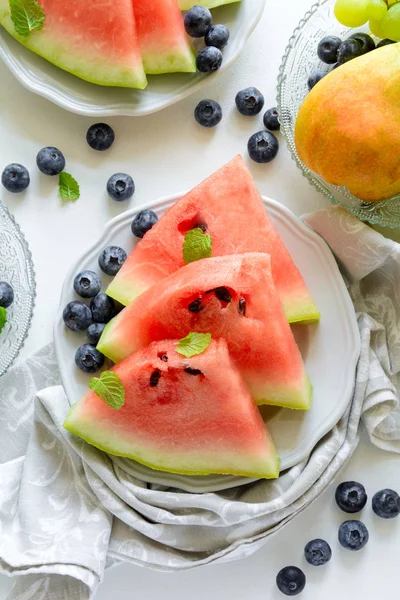 Teller Mit Sommerlichen Wassermelonenscheiben Blaubeer Und Minzblättern Auf Grauem Teller — Stockfoto