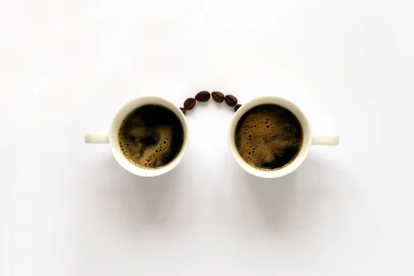 Menschliches Gesicht Mit Gläsern Aus Zwei Espressotassen Und Kaffeebohnen Kaffeekunst — Stockfoto