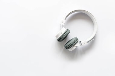 Beyaz arka plan üzerinde beyaz kablosuz kulaklık. Üstten Görünüm. Kopya alanı