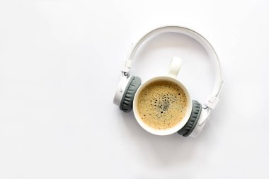 Kablosuz Kulaklık ve beyaz arka plan üzerinde kahve. Üstten Görünüm. Kopya alanı