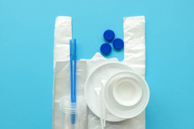 Mavi arka plan üzerinde plastik paketleri. Uzay kopyalayın. Üstten Görünüm. Eko ve dünya kavramı kaydetmek.