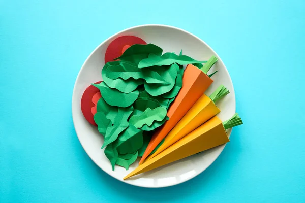 Piatto Con Verdure Fatte Carta Carote Pomodoro Spinaci Rucola Fondo — Foto Stock