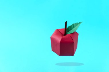 Apple mavi arka planda kağıt yaptı. Taze meyveler. Minimal, yaratıcı, Vegan, sağlıklı veya gıda sanat kavramı. Boşluk Kopyala.