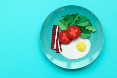 Continental Kahvaltı kağıttan yapılmış: kızarmış yumurta, domates, sosis, ıspanak ve roka mavi zemin üzerine. En az, yaratıcı, sağlıklı ya da gıda sanat kavramı. Uzay kopyalayın. Üstten Görünüm