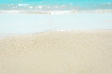 Deniz dalgası ile kumlu plaj. Tropikal arka plan. Seyahat ve dinlenme konsepti