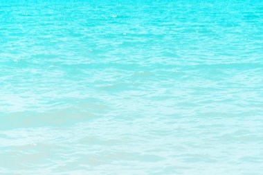 Denizin turkuaz suyunun manzarası. Seyahat ve dinlenme konsepti