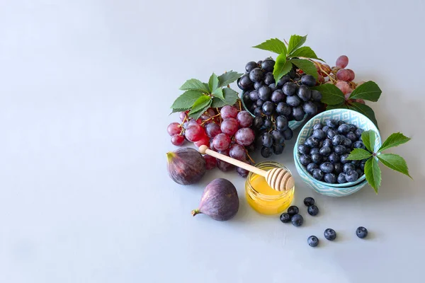 Mel Fruta Fresca Orgânica Sazonal Uvas Figos Mirtilo Colheita Outono — Fotografia de Stock