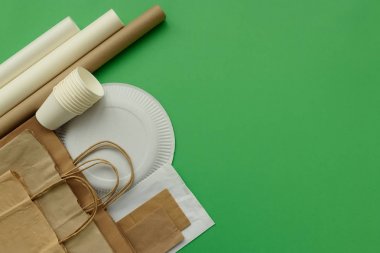 Yeşil arka plan üzerine kağıt paketleri. Kopya alanı. Üst te. Eko ve dünya konseptini kurtarın.