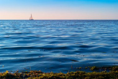 Akşamları denizdeki yelkenli teknesi gökyüzü arka planında. Lüks yaz macerası ya da aktif tatil konsepti. Boşluğu kopyala.