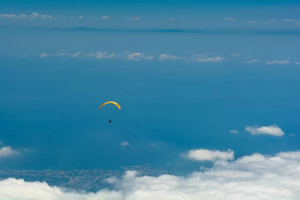 Parapente Volando Cielo Sobre Montañas Mar Vista Aérea Desde Montaña — Foto de Stock