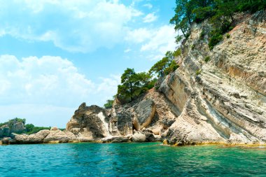 Toros Dağları'nın deniz manzarası çam ormanlarını kaplar. Seyahat konsepti.