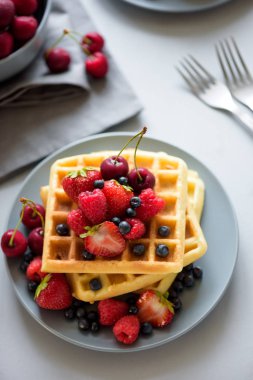 Gri masada çilek ile ev yapımı Belçika waffle. Sağlıklı kahvaltı konsepti.