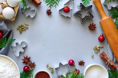 Noel çerezleri pişirme. Zencefilli kurabiye hamuru için malzemeler: un, yumurta, şeker, kakao, tarçın, Anason yıldız ve çerez kesici gri ahşap zemin üzerinde. Düz yatıyordu. Üstten görünüm. Kopya alanı