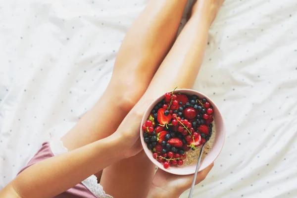 Desayuno Saludable Verano Cama Mujer Comiendo Avena Gachas Con Bayas — Foto de Stock