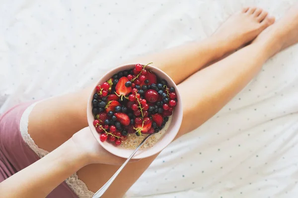 Desayuno Saludable Verano Cama Mujer Comiendo Avena Gachas Con Bayas — Foto de Stock