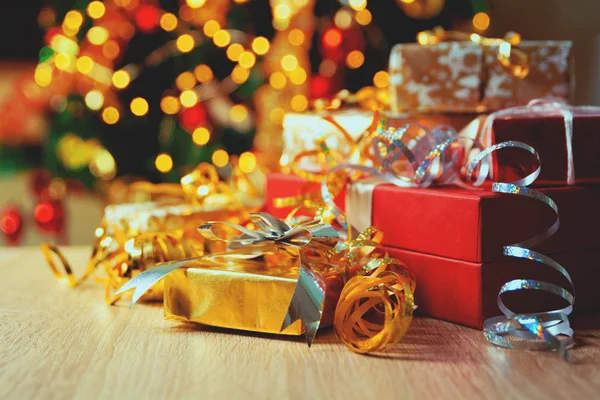 Cajas Regalo Navidad Con Cintas Contra Fondo Bokeh Luces Fiesta — Foto de Stock