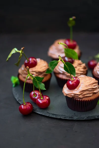 Cupcakes Chocolate Com Cerejas Vermelhas Maduras Fundo Madeira Escura Foco — Fotografia de Stock