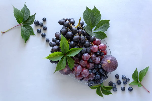 Fruta Fresca Ecológica Temporada Uvas Higos Arándanos Cosecha Otoñal Sobre — Foto de Stock