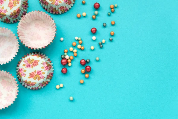Színes Cupcake Esetek Cukor Permetezés Kék Pasztell Háttér Felülnézet Lapos — Stock Fotó