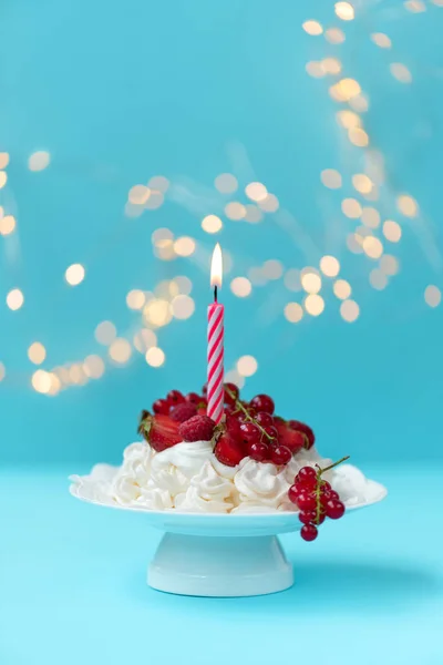 Bolo Frutas Aniversário Pavlova Com Vela Queimadura Fundo Azul Pastel — Fotografia de Stock