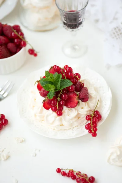 Pavlova Fruktkaka Med Jordgubb Hallon Röda Vinbär Och Myntablad Vit — Stockfoto