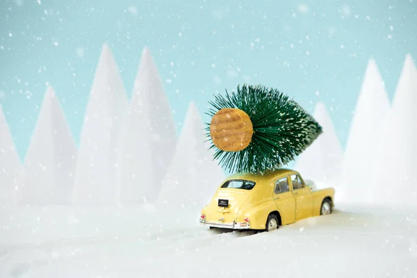 Retro Car Toy Carrying Christmas Fir Tree Snowy Landscape Christmas — Stock Photo, Image