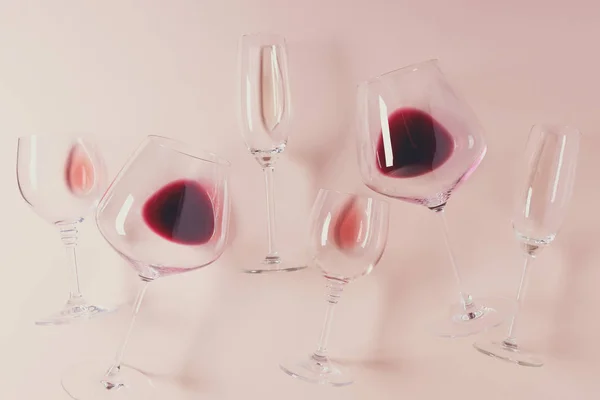 Bicchieri Assortiti Con Vino Rosso Rosato Bianco Adagiati Fondo Rosa — Foto Stock