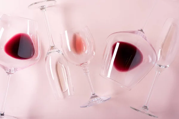 Bicchieri Assortiti Con Vino Rosso Rosato Bianco Adagiati Fondo Rosa — Foto Stock
