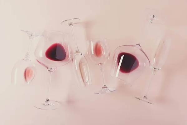 Bicchieri Assortiti Con Vino Rosso Rosato Bianco Adagiati Fondo Rosa — Foto Stock