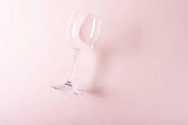 Ein Leeres Weinglas Auf Rosa Hintergrund Liegend Weindegustationskonzept Flach Lag — Stockfoto