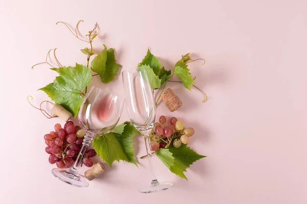 Sortierte Weingläser Mit Rosen Und Weißwein Trauben Blättern Und Korken — Stockfoto