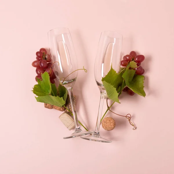 Alfabeto Lettera Composta Bicchieri Vino Rosato Bianco Uva Foglie Tappi — Foto Stock