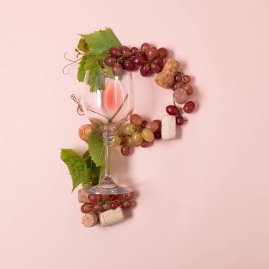 Alfabe. Mektup P gül ve beyaz şarap, üzüm, yaprak ve pembe arka plan üzerinde yatan mantarlar ile şarap kadehleri yapılmış. Şarap degustation kavramı. Düz yatıyordu. Üstte görüntü