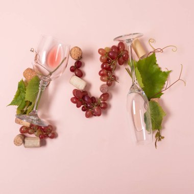 Alfabe. Mektup M gül ve beyaz şarap, üzüm, yaprak ve pembe arka plan üzerinde yatan mantarlar ile şarap kadehleri yapılmış. Şarap degustation kavramı. Düz yatıyordu. Üstte görüntü