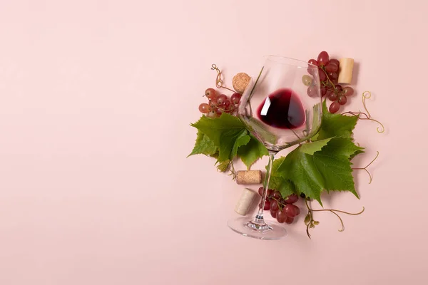 Bicchiere Vino Con Vino Rosso Uva Foglie Sughero Disteso Sfondo — Foto Stock