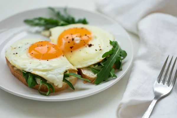 Sandwiches Mit Ricotta Rucola Und Spiegelei Auf Weißem Holzgrund Selektiver — Stockfoto