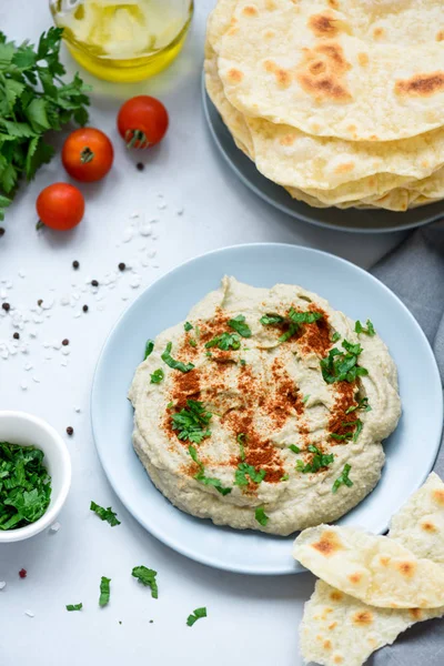 배경에 허브와 파프리카와 Ganoush Mutabbal 선택적 아라비아 — 스톡 사진