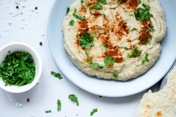 Patlıcan daldırma baba ganoush (mutabbal) otlar ve gri ahşap arka plan üzerinde kırmızı biber ile. Seçici odak. Geleneksel arap yemekleri. Üstte görüntü