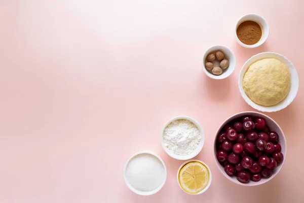 Ingrediënten Voor Het Koken Van Zelfgemaakte Cherry Rooster Taart Roze — Stockfoto