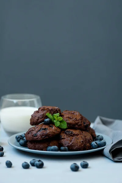 Chocolate Cookies Chocolate Chips Blueberry Gray Wooden Background Summer Food — Stock Photo, Image