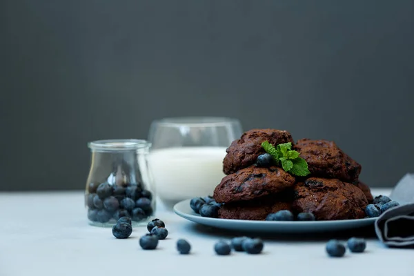 Chocolate Cookies Chocolate Chips Blueberry Gray Wooden Background Summer Food — Stock Photo, Image