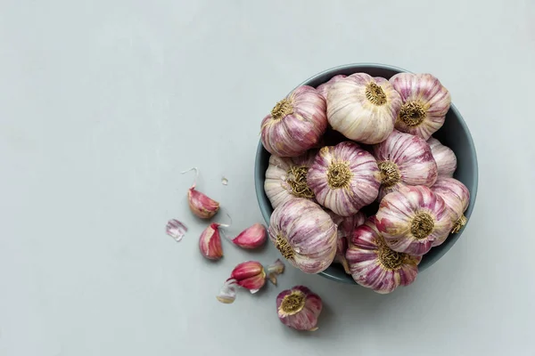 Aglio Spicchi Bulbi Ciotola Sfondo Grigio Legno Concetto Raccolta — Foto Stock