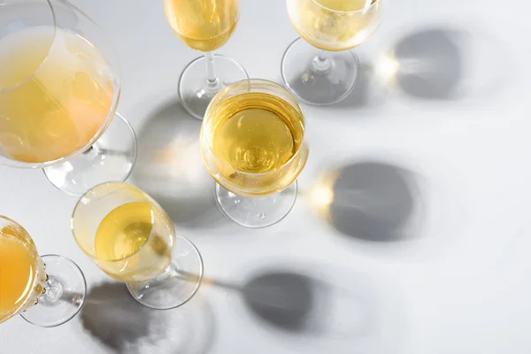 灰色の背景に影を持つ白ワインのワイングラス トップビュー ホリデーのお祝いのコンセプト — ストック写真