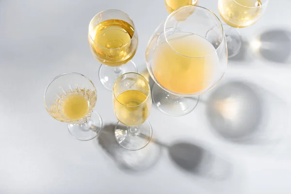 灰色の背景に影を持つ白ワインのワイングラス トップビュー ホリデーのお祝いのコンセプト — ストック写真