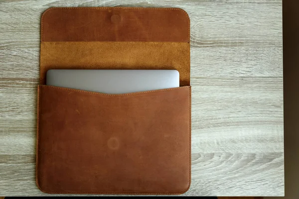 Barna Bőr Tok Laptopon Fából Készült Asztal Felülnézet Lemezterület Másolása — Stock Fotó
