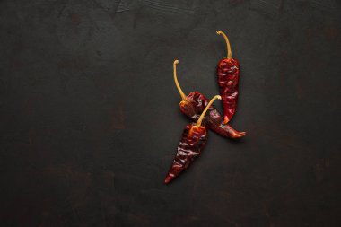 Koyu ahşap arka plan üzerinde kırmızı acı biber Peppercorns. Üst te. Kopya alanı. Sağlıklı gıda kavramı