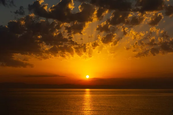 Морской Пейзаж Восходом Солнца Горы Облачное Небо — стоковое фото