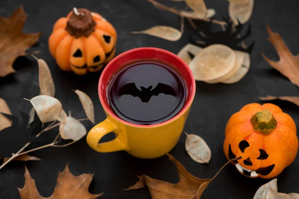 Taza Con Reflejo Murciélago Sobre Fondo Madera Oscura Concepto Celebración — Foto de Stock