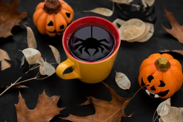 Tasse Thé Avec Reflet Araignée Sur Fond Bois Foncé Concept — Photo